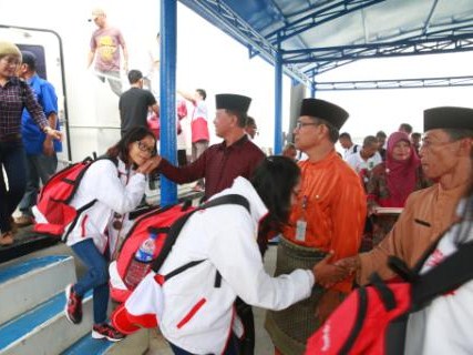 Wakil Wali Kota Tanjungpinang, Syahrul saat menyambut para atlet yang pulang dari Karimun.JPG
